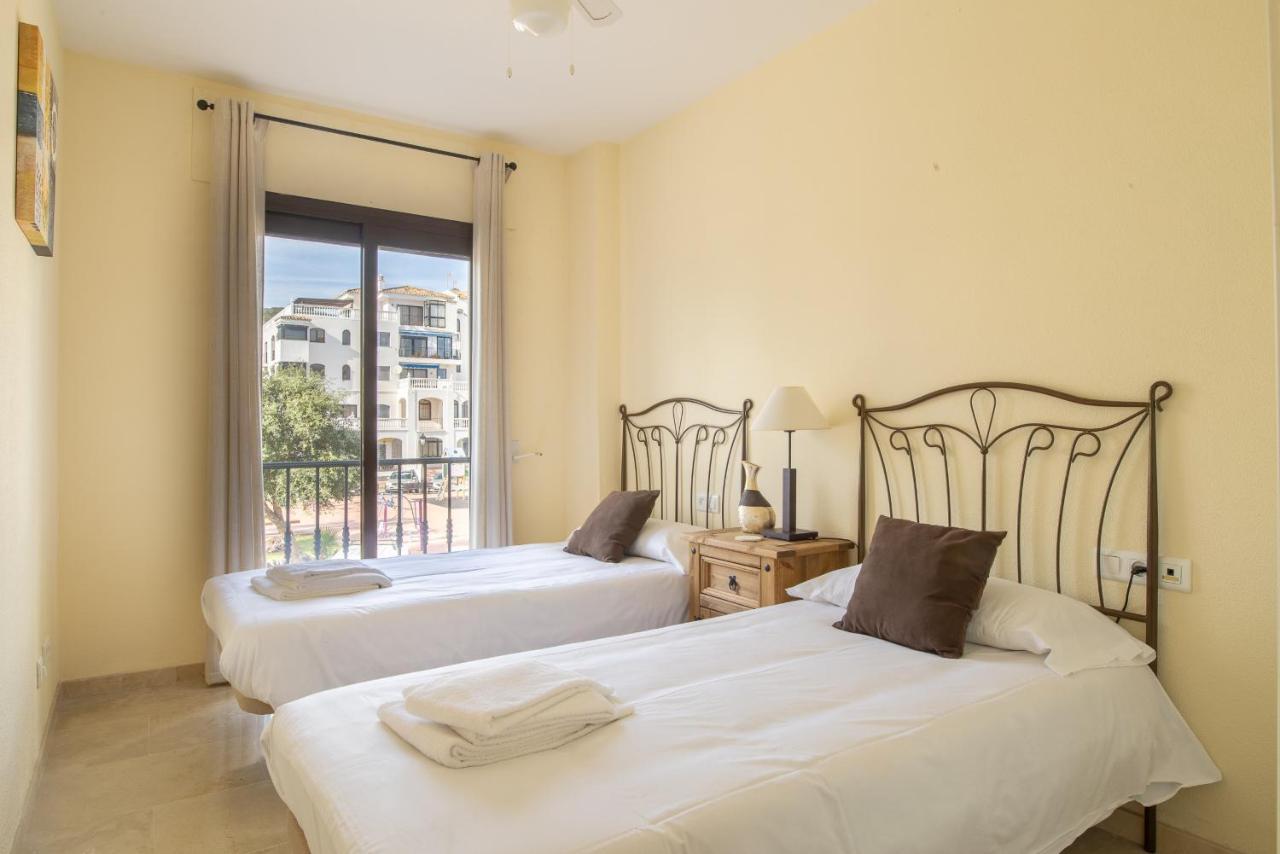 2261-Superb Apt On The Beach, On Duquesa Harbour مانيلفا المظهر الخارجي الصورة